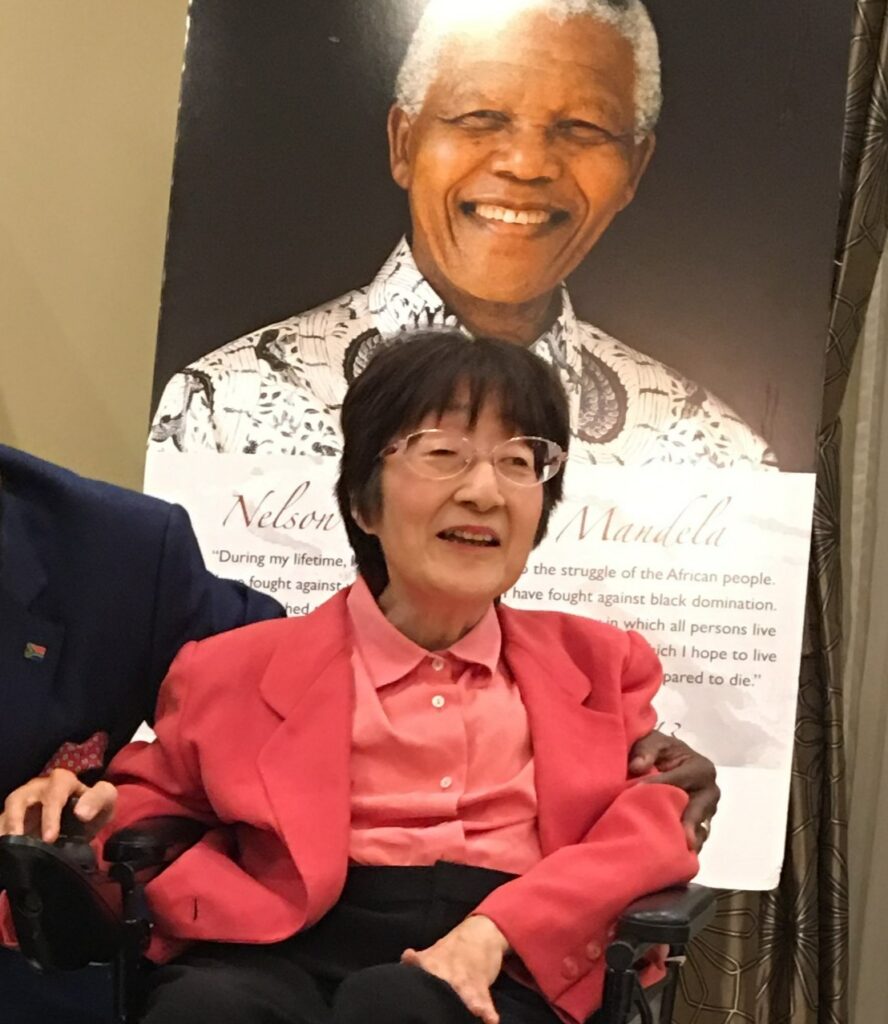 中西由起子